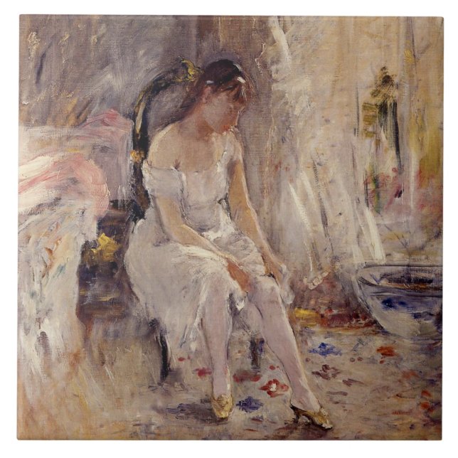 Girl Putting auf ihre Strümpfe (von Berthe Morisot Fliese (Vorderseite)