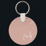 Girl Rose Gold Blush Pink Glitzer Monogram Keycha Schlüsselanhänger<br><div class="desc">Rose Gold - Blush Pink Sparkle Glitzer Script Monogram Name Keychains (Key Chain). Das macht den perfekten 16 Geburtstag,  Hochzeit,  Brautparty,  Jubiläum,  Babydusche oder Junggeselinnen-Abschied Geschenk für jemanden,  der Lieben glamourösen Luxus und schicke Stile.</div>