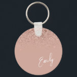 Girl Rose Gold Blush Pink Glitzer Monogram Keycha Schlüsselanhänger<br><div class="desc">Rose Gold - Blush Pink Sparkle Glitzer Script Monogram Name Keychains (Key Chain). Das macht den perfekten 16 Geburtstag,  Hochzeit,  Brautparty,  Jubiläum,  Babydusche oder Junggeselinnen-Abschied Geschenk für jemanden,  der Lieben glamourösen Luxus und schicke Stile.</div>