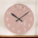 Girl Rose Gold Blush Pink Glitzer Monogram Runde Wanduhr<br><div class="desc">Girly Rose Gold Blush Pink Sparkle Glitzer Pinsel Script Monogram Name Clock. Das macht den perfekten 16 Geburtstag,  Hochzeit,  Brautparty,  Jubiläum,  Babydusche oder Junggeselinnen-Abschied Geschenk für jemanden,  der Lieben glamourösen Luxus und schicke Stile.</div>