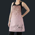 Girl Rose Gold Blush Pink Glitzer Monogram Schürze<br><div class="desc">Girly Rose Gold - Blush Pink Sparkle Glitzer Pinselmetall Monogram Name Schürze. Das macht den perfekten 16 Geburtstag,  Hochzeit,  Brautparty,  Jubiläum,  Babydusche oder Junggeselinnen-Abschied Geschenk für jemanden,  der Lieben glamourösen Luxus und schicke Stile.</div>