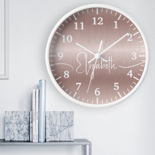 Girl Rose Gold Brushed Metal White Monogram Name Große Wanduhr