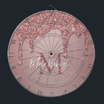 Girl Rose Gold Dripping Glitzer Monogram Dartscheibe<br><div class="desc">Girly Rose Gold Sparkle Glitzer Tropfen Monogram Dart Board mit Mode Imitats rot Rosa/Rose Gold Glitzer Tropfen auf einem schicken Hintergrund mit Ihrem eigenen Monogramm und Namen. Ideal für alle, die den luxuriösen glamourösen Lebensstil Lieben. Perfekt für Ihre luxuriöse Ästhetik! Sie tauchen in Luxus ein - zeigen Sie es! Bitte...</div>