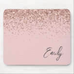 Girl Rose Gold - Rosa Glitzer Monogramm Mousepad<br><div class="desc">Rose Gold - Schwarz Rosa Sparkle Glitzer Pinselmetall Monogram Name und Initial Mousepad (Mauspad). Das macht den perfekten 16 Geburtstag,  Hochzeit,  Brautparty,  Jubiläum,  Babydusche oder Junggeselinnen-Abschied Geschenk für jemanden,  der Lieben glamourösen Luxus und schicke Stile.</div>