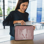 Girl Rose Gold Sparkle Glitzer Tropfen Monogram Laptopschutzhülle<br><div class="desc">Girly Rose Gold Sparkle Glitzer Tropfen Monogram Laptop Ärmel mit unseren trendigen Imitate Glitzer Tropfen in rot Rosa/Rose Gold. Designed by Cedar and String. Um weiter zu personalisieren, klicken Sie bitte auf den Link "Weiter anpassen" und verwenden Sie das Design-Tool, um das Design zu ändern. Wenn Sie Hilfe oder passende...</div>