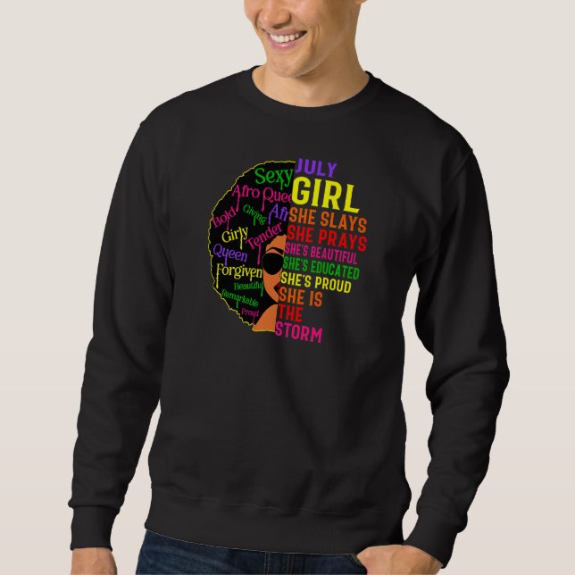 Girl She Slays & Prays Juli Geburtstag Sweatshirt (Vorderseite)