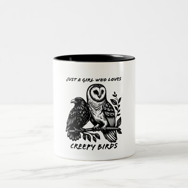 Girl Who Loves Creepy Owl and Raven Zweifarbige Tasse (Mittel)