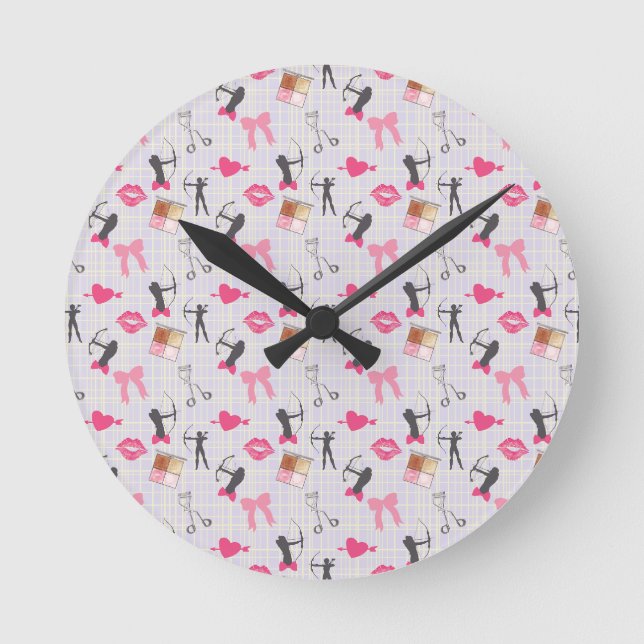 Girls Archery - Girly Hearts and Makeup Runde Wanduhr (Vorderseite)