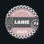 Girls' Checkered Skateboard Groovy Hippie Birthday Pappteller<br><div class="desc">Feiern Sie Ihren kleinen Skater stilvoll mit unserem rosa krassen Mädchen Skateboard Geburtstag Einweg-Teller. Dieses Design beinhaltet karierte Elemente, ein Skateboard, ein Happy-Gesicht, ein Friedenszeichen und andere krasse Elemente - alle Elemente dieses Designs sind individuell an Ihr kleines Mädchengeburtsthema angepasst! Perfekt für den ersten, zweiten, dritten, vierten (sind irgendwelche!) Geburtstag....</div>