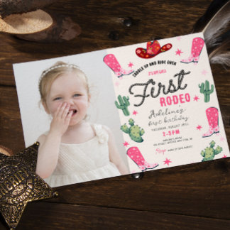 Girl's First Rodeo Foto Geburtstag Cowgirl Niedlic Einladung