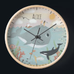 Girls Niedlich Ocean Whale Illustration Kinder Kin Uhr<br><div class="desc">Dieses niedliche und skurrile Kinderuhrdesign zeichnet sich durch eine hübsche Ozeanillustrierung aus, mit Schwertfisch, Krabben, Killerwal (Orca), Fisch und Algen, und hat Platz, um den Namen Ihres Mädchens in einem handgeschriebenen Schriftart hinzuzufügen. Die perfekte Ergänzung zum Kinderzimmer Ihres kleinen Hauses, zum geschlechtsneutralen Baby oder als Geschenk für jeden Wal-Liebhaber.</div>