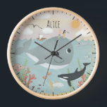 Girls Niedlich Ocean Whale Illustration Kinder Kin Uhr<br><div class="desc">Dieses niedliche und skurrile Kinderuhrdesign zeichnet sich durch eine hübsche Ozeanillustrierung aus,  mit Schwertfisch,  Krabben,  Killerwal (Orca),  Fisch und Algen,  und hat Platz,  um den Namen Ihres Mädchens in einem handgeschriebenen Schriftart hinzuzufügen. Die perfekte Ergänzung zum Kinderzimmer Ihres kleinen Hauses,  zum geschlechtsneutralen Baby oder als Geschenk für jeden Wal-Liebhaber.</div>