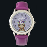 Girls Niedlich Sloth Watercolor Blume & Name Kids Armbanduhr<br><div class="desc">Diese moderne und mädchenhafte Kinderuhr besticht durch einen hübschen,  handbemalten Cartoon mit einem herrlichen Kranz von Blume in ihren Haaren auf niedlichem lila Hintergrund. Diese florale Wasserfarbenprägung bietet auch einen Platz,  wo Sie Ihren Mädchennamen in eleganter Typografie hinzufügen können. Die perfekte Wildtiergestaltung für die erste Armbanduhr eines Kindes!</div>