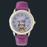Girls Niedlich Sloth Watercolor Blume & Name Kids Armbanduhr<br><div class="desc">Diese moderne und mädchenhafte Kinderuhr besticht durch einen hübschen,  handbemalten Cartoon mit einem herrlichen Kranz von Blume in ihren Haaren auf niedlichem lila Hintergrund. Diese florale Wasserfarbenprägung bietet auch einen Platz,  wo Sie Ihren Mädchennamen in eleganter Typografie hinzufügen können. Die perfekte Wildtiergestaltung für die erste Armbanduhr eines Kindes!</div>