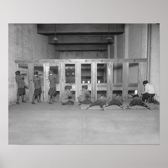 Girls Rifle Team, 1922. Vintages Foto Poster (Vorne)