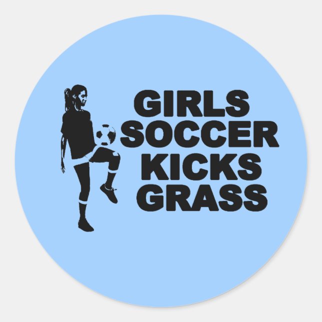 Girls Soccer Kicks Grass Runder Aufkleber (Vorderseite)