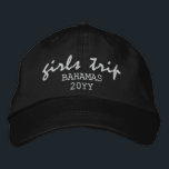 Girls Trip Moderne Script Typografie Personalisier Bestickte Baseballkappe<br><div class="desc">Girls Trip Modern Script Typografie Personalisiert Custom Sticked Baseball Cap bietet die einfache moderne bestickte Text "Girls Trip" mit Ihrem personalisierten Standort und Datum oder Jahr. Ideal für Ihre nächste Mädchenreise. Erstellt von Evco Studio www.zazzle.com/store/evcostudio</div>