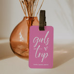 Girls Trip | Trendy Script auf Pink und QR Code Gepäckanhänger<br><div class="desc">Dieses stilvolle Gepäckanhänger ist perfekt für Ihre Girl-Reise, Bachelorette-Wochenende oder für Ihren Urlaub mit Freunden! Trendy lässiges Drehbuch sagt "Girls Trip" mit einem handgezeichnet Herz auf einem hellrosa Hintergrund, aber man kann es in jede Farbe ändern. Fügen Sie auch Ihr Profil für Social Media auf der Rückseite, und verwenden Sie...</div>