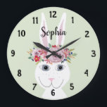 Girls Whimsical Floral Watercolor Kanbit und Name Große Wanduhr<br><div class="desc">Diese skurrile und trendige Kinderuhr verfügt über ein wunderschönes,  handgemaltes Kaninchen mit Blumenkranz und einen individuell gestaltbaren Hintergrund. Dieses Blumendesign bietet Ihnen auch die Möglichkeit,  Ihren Mädchennamen hinzuzufügen. Ideal für Kinder- oder Babyzimmer mit Kinderzimmer!</div>
