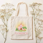 Girls Whimsical Pink Princess Burg Kinder Tragetasche<br><div class="desc">Diese niedliche und skurrile Mädchentasche verfügt über eine rosa verzauberte Burg mit einem Prinzen und Prinzessin und bietet Platz,  um einen Namen in eleganter Typografie hinzuzufügen. Das perfekte magische Design für Kinder oder fantasievolle Erwachsene!</div>