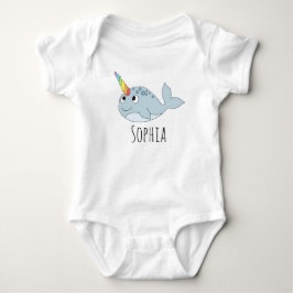 Girls Whimsical Rainbow Narwhal Cartoon und Name Baby Strampler
