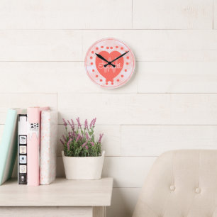Girly Anfangsmonogramm-korallenrotes Aquarell-Herz Runde Wanduhr