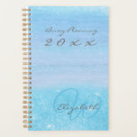 Girly Aqua Blue Ombre mit Monogram Planer<br><div class="desc">Mit Monogramm Planner in Aqua-Blau-Ober-Schimmer. Der Titel, das Jahr, Ihr Name und Ihre Initialen sind alle vollständig editierbar und in beiläufig eleganter Schrift-Typografie in Grau und Blau geschrieben. Der Beispieltitel lautet "Besetzt planen 20xx", den Sie nach Belieben bearbeiten können. Das Design ist Set vor einem hübschen Hintergrund von Holzkorn und...</div>