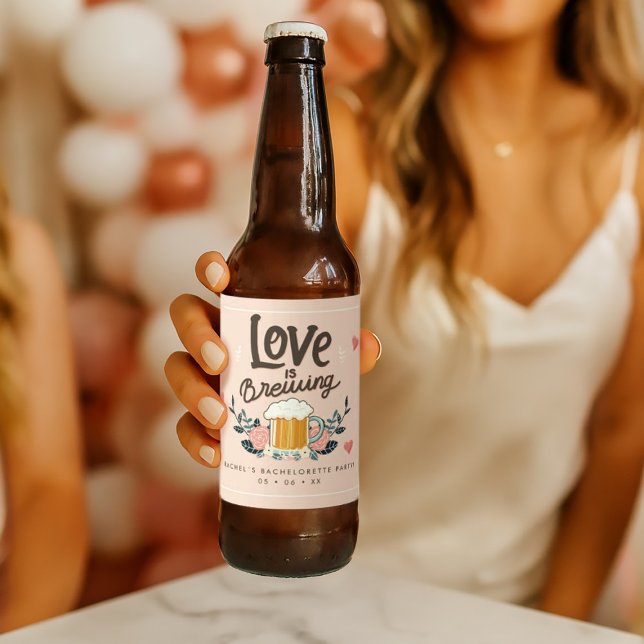 Girly Bachelorette Liebe braut Bierflaschenetikett (“Love is Brewing” sticker for bachelorette party favors—cute, fun, and perfect for celebrations!)