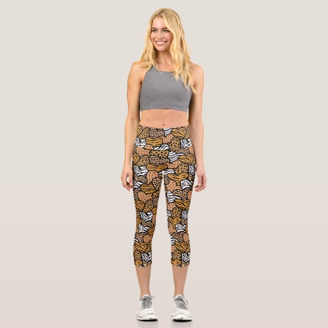 Girly Beige Animal Print Herz spielerisches Muster Capri Leggings (Vorderseite)