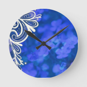 Girly bohemian chic blue floral white lace runde wanduhr