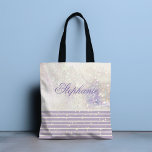 Girly Chic Marble Personalisiert Tasche<br><div class="desc">Dieses elegante Design besticht durch einen eleganten, funkelnden Marmor mit Lavendel und weißem Streifen am Boden. Personalisiert mit Ihrem Namen, indem Sie den Text in der Textbox editieren, wurde #fashion #modionable #modisch #modisch #stylish #Tasche #Tasche #bags #gifts #gift #giftsforher #personalisiert #personalized gifts #accessoires</div>