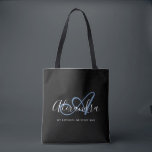 Girly Denim Blue Elegant Script Name Monogram Tasche<br><div class="desc">Personalisieren Sie Ihre schöne mit Monogramm trendige Black Grocery Tote Bag! Der unten stehende Text kann Ihrem bevorzugten Satz oder sogar Ihrem vollständigen Namen personalisiert sein; Sie können ihn auch löschen, wenn Sie ihn bevorzugen. Wenn Sie Hilfe benötigen, lass uns bitte unter belytaliarecipes@gmail.com und wir helfen Ihnen gerne weiter. ©...</div>
