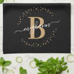 Girly Elegant Black Name Monogram Script Geschirrtuch<br><div class="desc">Girly,  elegant,  modern,  schwarz und gold monogramm Anfangsname Skript personalisierte Küchentücher. Mit einem Monogramm-Initial- und einem gürtelhaften Namensskript in einem handgeschriebenen Kalligraphie-Schwanz-Schriftart und einem gepunkteten Kreisrahmen um Ihr Monogramm. Perfektes weibliches Geschenk für Schwesterin,  Mutter,  Freundin,  Geburtstag,  Hochzeit,  Brautparty,  süße 16 Geburtstagsparty,  oder alle,  die Lieben hübsche mädchenhafte Moderne Stil.</div>