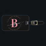 Girly Elegant Black Pink Name Monogram Script Lugg Gepäckanhänger<br><div class="desc">Die personalisierte Gepäckmarke für mit Monogramm Gepäck wird von Girly,  minimalistisch,  modern,  schwarz und rosa geschrieben. Mit einem Monogramm-Initial- und einem gürtelhaften Namensschriftskript in einem handgeschriebenen Kalligraphie-Schriftart mit Schwänzen und gepunktetem Kreisrahmen um Ihr Monogramm.</div>