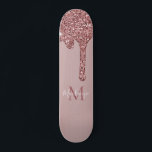 Girly Glam Rose Gold Drilling Glitzer Monogram Skateboard<br><div class="desc">Girly Rose Gold Sparkle Glitzer Tropfen Monogram Skateboard mit Mode-Imitate rot Rosa/Rose Gold Glitzer Tropfen auf einem schicken Hintergrund mit Ihrem eigenen Monogramm und Namen. Ideal für alle, die den luxuriösen glamourösen Lebensstil Lieben. Perfekt für Ihre luxuriöse Ästhetik! Sie tauchen in Luxus ein - zeigen Sie es! Bitte kontaktieren Sie...</div>