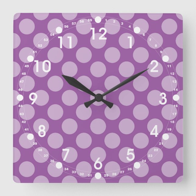 Girly hellpurpurne Polka-Punkte auf lila Quadratische Wanduhr (Vorderseite)