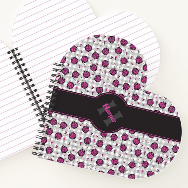 Girly Hot Pink & Black Ladybugs Gray Gingham Heart Notizbuch (Cute Hot Pink Ladybug Heart Shaped Notebook with Name & Monogram for Her. Gingham Gray Background. )