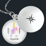 Girly hübsche magische Personalisierte Einhorn Medaillon<br><div class="desc">Sie ist magisch,  phantastisch wie ein Einhorn. Erinnern Sie sich an ihre Schönheit und Gnade mit dieser Uhrenkette. Personalisieren Sie mit ihrem Namen in einem eleganten Skript-Schriftart. Mit meinem Regenbogenhaarigen Einhorn,  Kronenkopfbild mit Blume und schläfrigen niedlichen Strichen. Ein besonderes Geschenk für das außergewöhnliche kleine Mädchen in Ihrem Leben.</div>