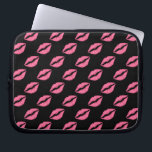 Girly Lippen Pink und Schwarz-Kuss-Muster Laptopschutzhülle<br><div class="desc">Dieses hübsche, girly Muster wird von den Lippen des heißen Rosas/Lippenstift auf einem schwarzen Hintergrund gemacht. Es ist ein modischer Entwurf für sie. Schicken Sie Küssen der Liebe alles Jahr oder für den Tag des Valentines.</div>