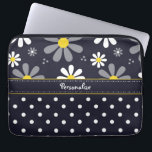 Girly Mod-Gänseblümchen und Polka-Punkte mit Namen Laptopschutzhülle<br><div class="desc">Eine Laptop-Hülse 13 Zoll mit einem girly retro Mod-Blumenmuster auf die Oberseite mit weißen Gänseblümchen mit gelben Mitten gegen einen Marineblauhintergrund und ein trendy blaues und weißes Polkapunktmuster auf der Unterseite. Personifizieren Sie,  indem Sie Ihren Namen addieren. Vervollkommnen Sie Geschenk für ein stilvolles girly Mädchen.</div>