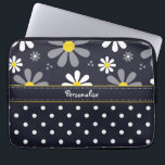 Girly Mod-Gänseblümchen und Polka-Punkte mit Namen Laptopschutzhülle<br><div class="desc">Eine Laptop-Hülse 13 Zoll mit einem girly retro Mod-Blumenmuster auf die Oberseite mit weißen Gänseblümchen mit gelben Mitten gegen einen Marineblauhintergrund und ein trendy blaues und weißes Polkapunktmuster auf der Unterseite. Personifizieren Sie,  indem Sie Ihren Namen addieren. Vervollkommnen Sie Geschenk für ein stilvolles girly Mädchen.</div>