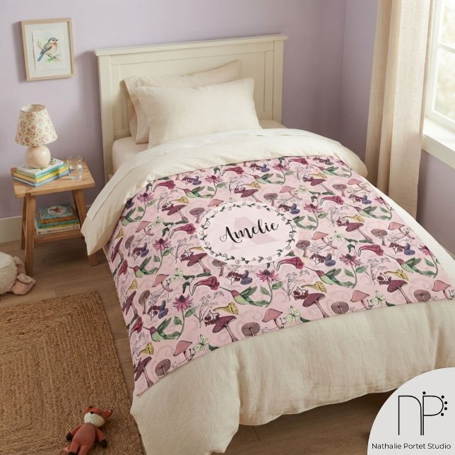Girly Monogram Garden Hummingbird & Blume Fleecedecke (Hand-drawn ink hummingbird bignonia flower mushroom blush pink monogram kids fleece blanket)