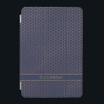 Girly Navy und Rose Gold Foil Hexagon Geometric iPad Mini Hülle<br><div class="desc">Girly Navy und Rose Gold Foil Hexagon Geometric Cover mit elegantem dunkelblauen Hintergrund und Platz für Ihren Namen oder anderen benutzerdefinierten Text. Einfach mit Text, Schriftart und Farben anpassen. Erstellt von Zazzle pro Designer BK Thompson © exklusiv für Cedar und String; bitte kontaktieren Sie uns, wenn Sie Hilfe benötigen, Fragen...</div>