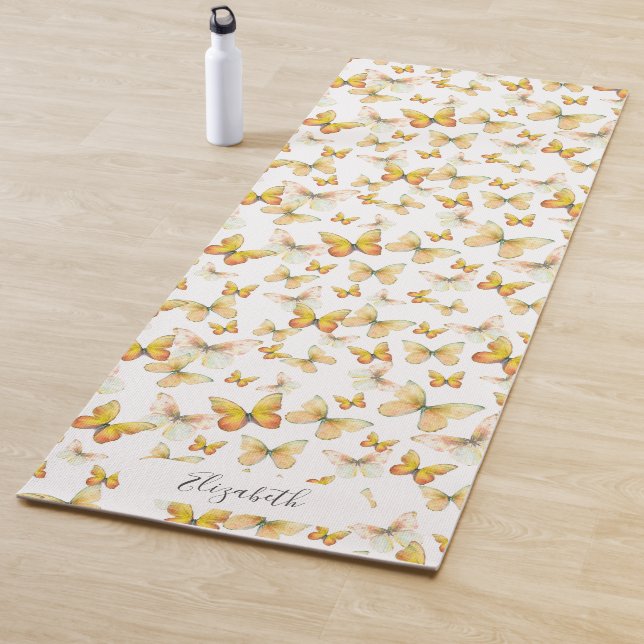 Girly Orange Pastel Butterflies Individuelle Name Yogamatte (Beispiel)