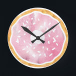 Girly Pale Donut Clock Runde Wanduhr<br><div class="desc">Gönnen Sie sich einen süßen Zahn! Verfügt über eine lustige rosa Donut Abbildung in Aquarell. Mehr Farben - Karo in unserem Shop!</div>