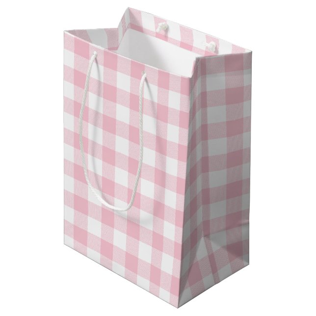 Girly Pastel Pink Gingham Kariert Mittlere Geschenktüte (Vorderseite Schrägansicht)