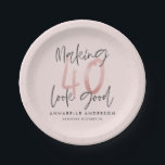 Girly pink Glitzer Moderner, stilvoller 40. Geburt Pappteller<br><div class="desc">Girly pink Glitzer modern stilvolles 40. Geburtstagsdesign. Modernes Skript Text monochrome Design. Teil einer Sammlung.</div>