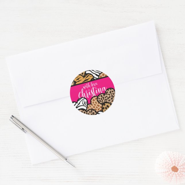 Girly Pink Playful Animal Print Herz Name Runder Aufkleber (Umschlag)