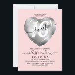Girly Pink Silver Foil Herzballon Sweet 16 Einladung<br><div class="desc">Diese junge, moderne und niedliche 16 . Geburtstag Geburtstagsfeier ist perfekt für das trendige und stilvolle Mädchen. Es verfügt über ein Imitat gedruckt Silberfolie Herz-Ballon mit einem großen "16" auf einem einfachen rot rosa Hintergrund. Es ist ein elegantes, cooles, hübsches und chic lustiges Design! ***WICHTIGE HINWEIS FÜR DESIGN: Für individuelle...</div>