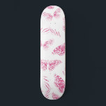 Girly Pink White Butterfets Wasserfarben Muster Skateboard<br><div class="desc">Dieses künstlerische und moderne Design zeigt die von Hand gezeichnet illustrierten Schmetterlinge, die mit handgemalten Beerenrosa Aquarellfarbe auf einem schlichten, weißen Hintergrund gefüllt sind. Es ist niedlich, hübsch, künstlerisch, mädchenhaft und originell. Stilisieren Sie mit diesem handgemalten und handgezeichnet Design, das vom Künstler La Femme, Rachel Matheney, entworfen wurde. ***WICHTIGE HINWEIS...</div>